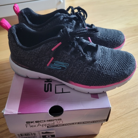 Skechers Shoes - Sketchers Flex Appeal 3.0 Reinfall Sneakers